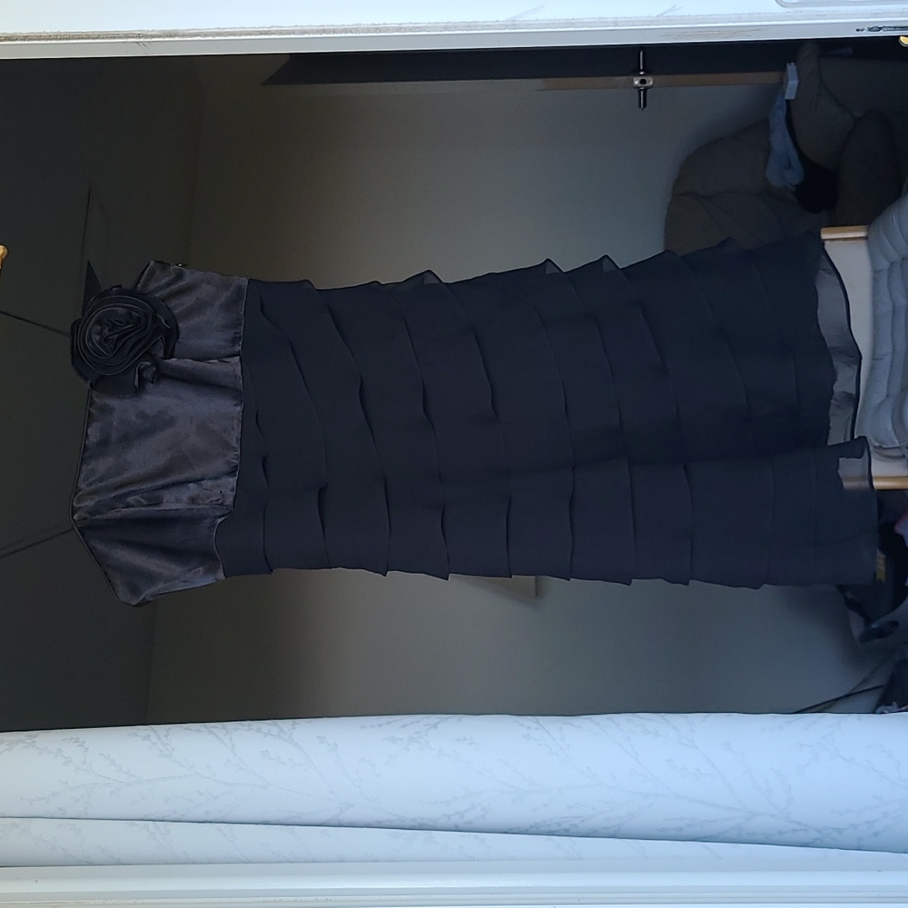 White House Black Market Black Ruffle Dress Sz 6, Medium